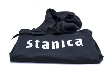 Mikina s nápisom stanica; Mikina s nápisem stanice