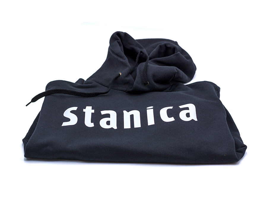 Mikina s nápisom stanica; Mikina s nápisem stanice