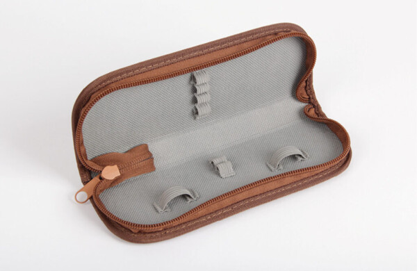 Puzdro jednofarebné M - 8 gumičiek hnedá