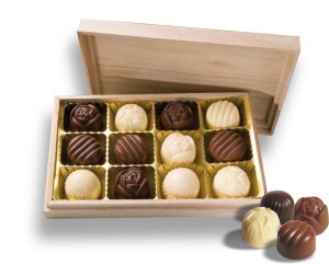 Pralinenschachtel in einer Holzkiste - Reklamnepredmety