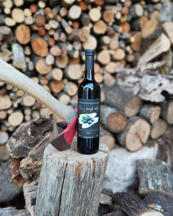 Wein aus schwarzen Johannisbeeren