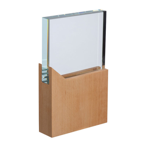 Eine große Glastrophäe mit einem Sockel aus Buchenholz