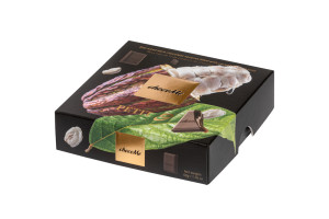 Mini-Quadrate aus dunkler Schokolade, gefüllt mit Kakaomarksaft