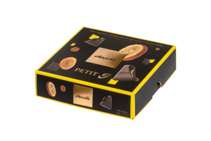 Mini-Quadrate aus dunkler Schokolade, gefüllt mit Karamell und Yuzu