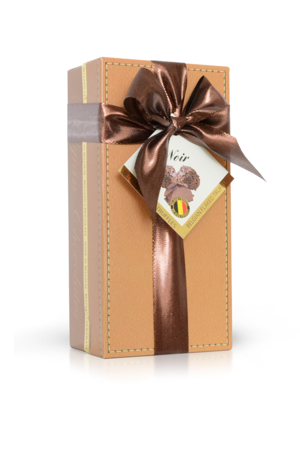 Milchtrüffel mit dunklen Schokoladenraspeln (ockerfarbene Lederbox mit Schleife) 250 g