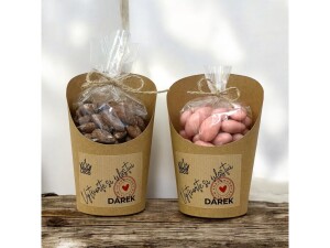 Zellophanbeutel und Becher voller Nüsse mit Ihrem eigenen Etikett - Reklamnepredmety