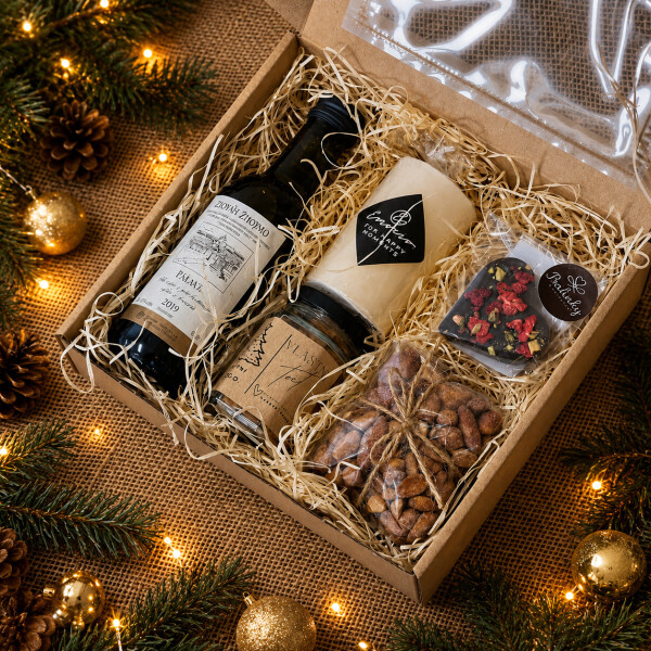 Geschenkbox mit Nüssen, Kerze, Schokolade und Nüssen im Glas, 20 × 20 × 5 cm