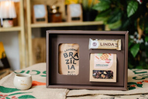 Luxuriöse Geschenkbox mit Kaffee, losem Tee und einer Tafel - Reklamnepredmety