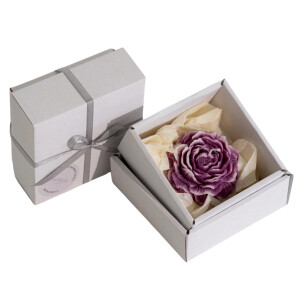 Sojakerze Lilly, dunkelviolett, in einer Geschenkbox - Reklamnepredmety