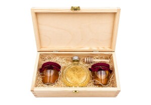 Geschenkset – 2 Honigtöpfe (mit Rock) und Wiesentöpfe (mit Honigtopf) in einer Holzbox - Reklamnepredmety