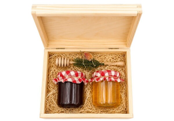 Geschenkset – 2 Honigdosen mit Rock und langem Honigtopf in einer Holzbox